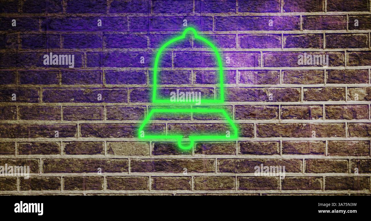 Campana verde neon che si illumina sulle pareti di mattoni, creando un'atmosfera urbana di Street art Foto Stock