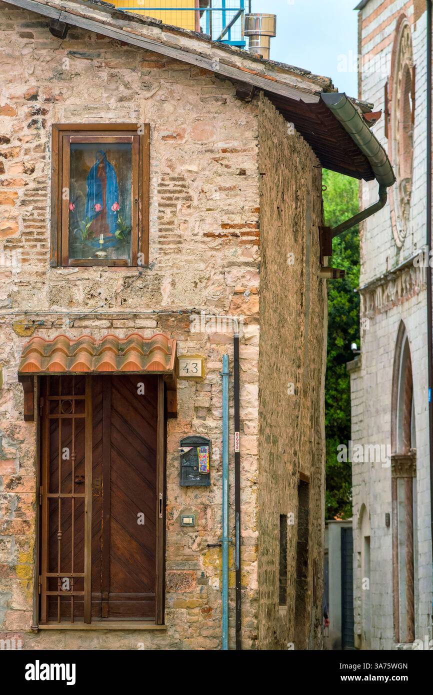 Un vicolo stretto nel centro storico di Foligno, Italia Foto Stock