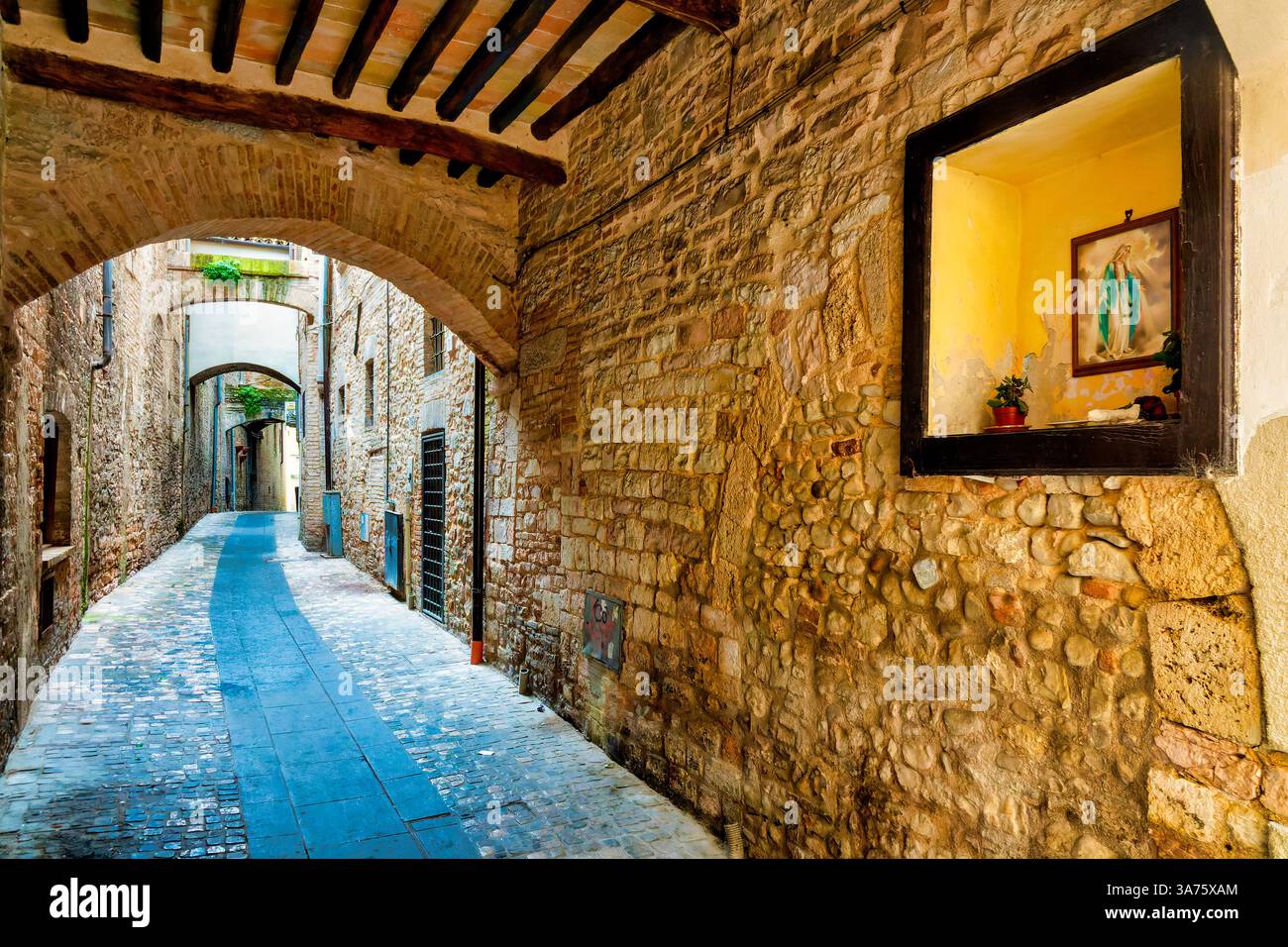 Un vicolo stretto nel centro storico di Foligno, Italia Foto Stock