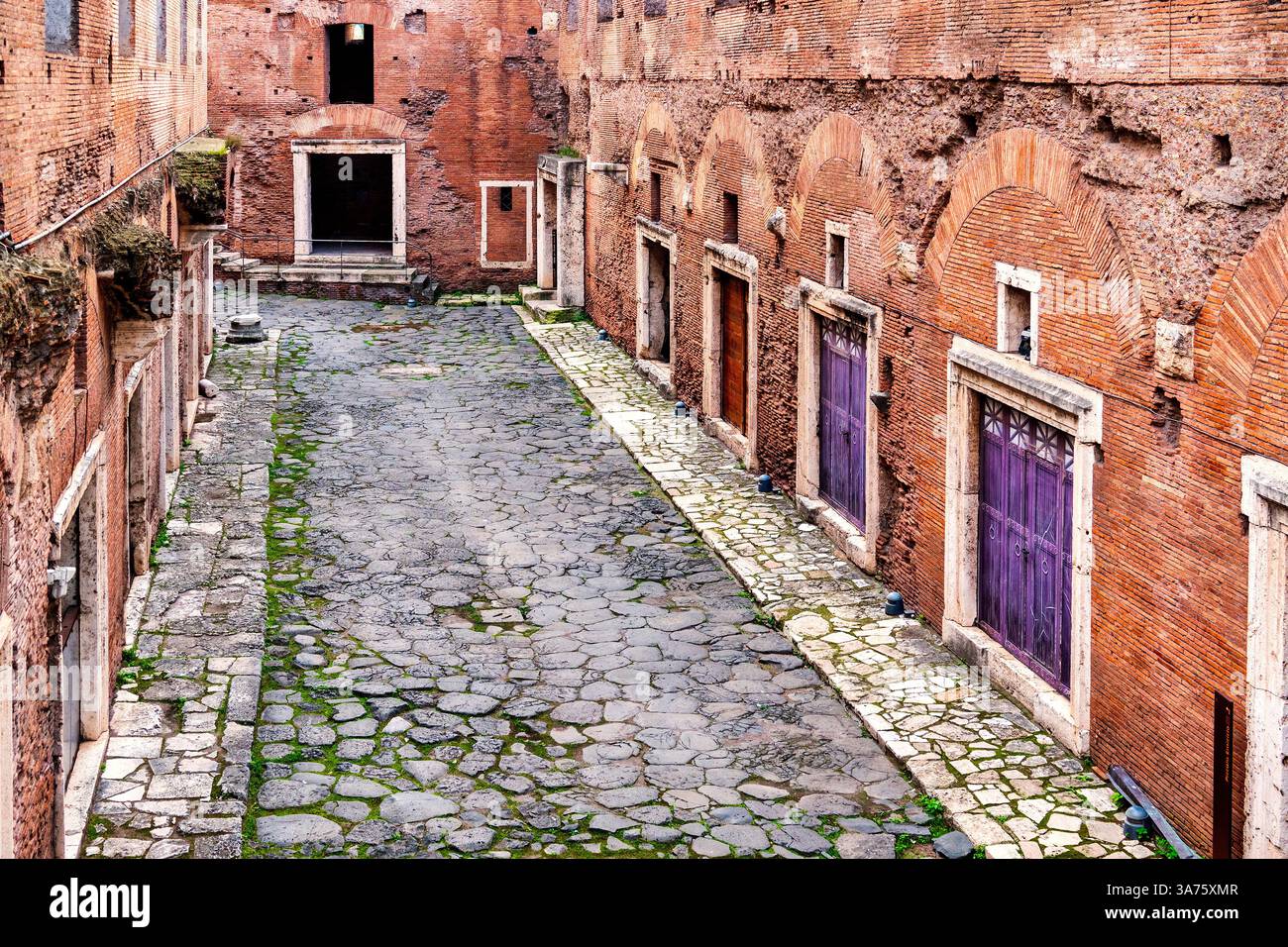 Via Biberatica, un'antica strada romana eccezionalmente ben conservata all'interno del mercato di Traiano a Roma, Italia.​ Foto Stock