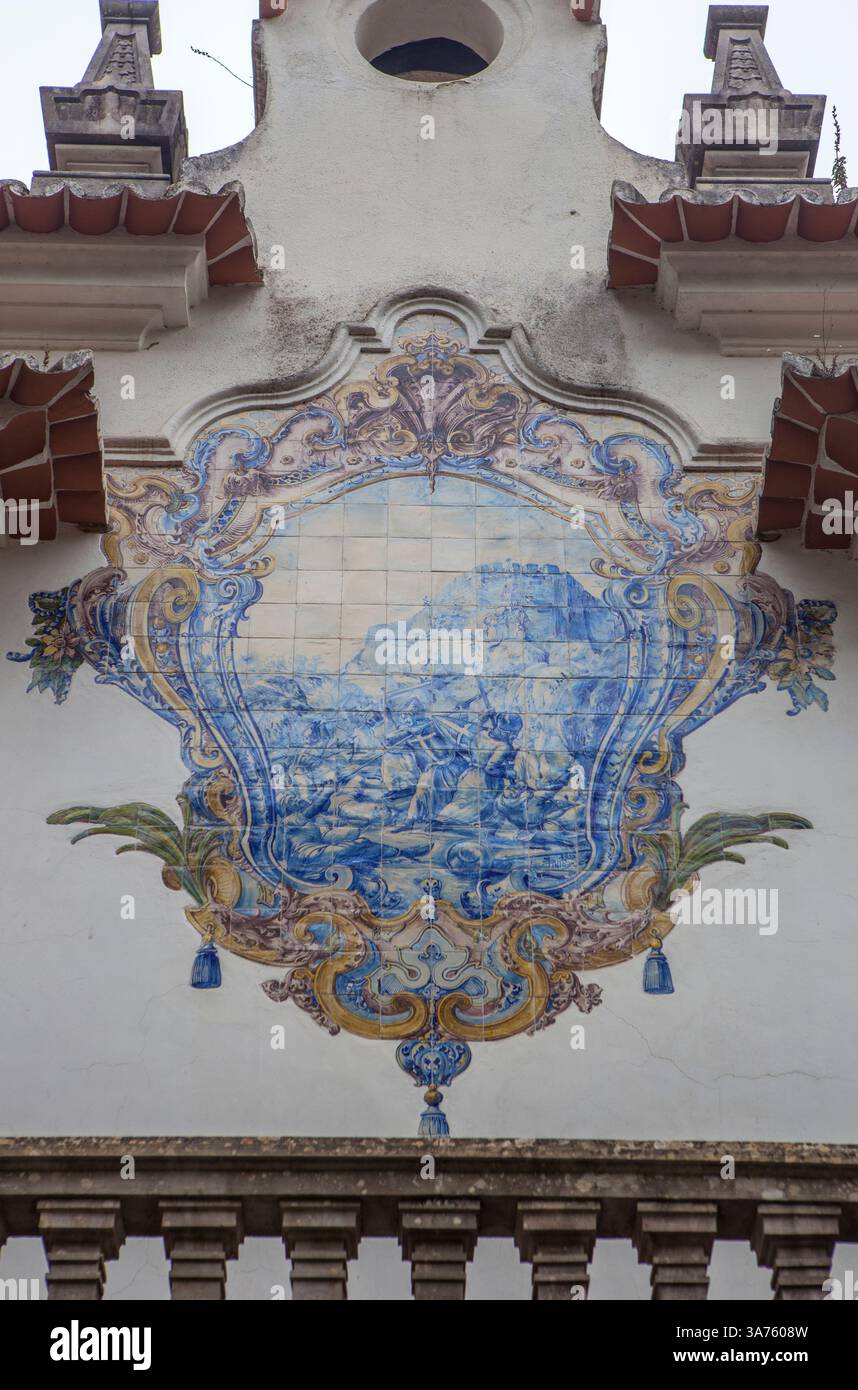 Sintra, Portogallo, 8 agosto 2024: Cavalieri crociati che assaltano il castello dei Mori di Sintra nel 1147. Pannello di piastrelle vetrate raffigurante la scena storica, Portuga Foto Stock