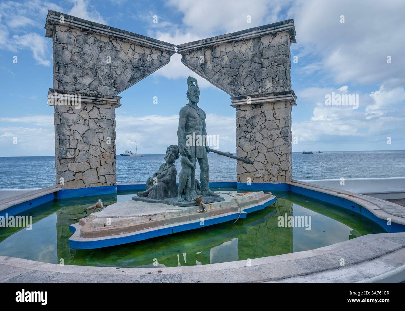 Statua del Monumento delle due culture sul guerriero Maya e sulla famiglia sul lungomare del Mar dei Caraibi a Cozumel, Quintana Roo, Messico Foto Stock