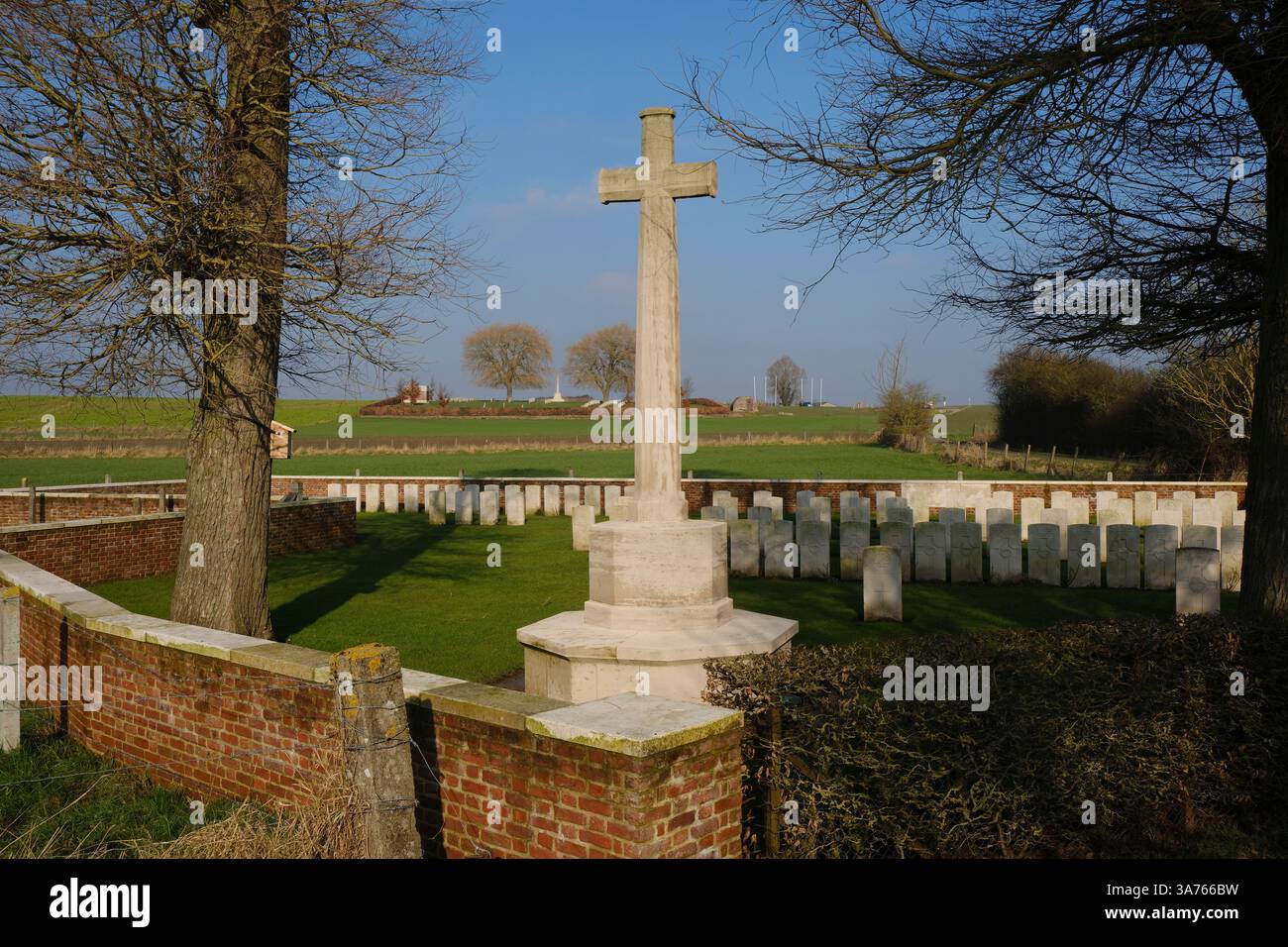 Cimiteri di guerra britannici nel saliente di Ypres -- Cimitero militare di Mud Corner in primo piano e Cimitero militare di Prowse Point in background Foto Stock
