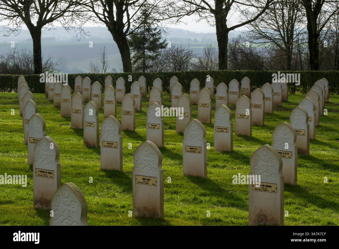 Tombe di guerra musulmane a Notre Dame de Lorette, noto anche come cimitero militare francese Ablain St.-Nazaire Foto Stock