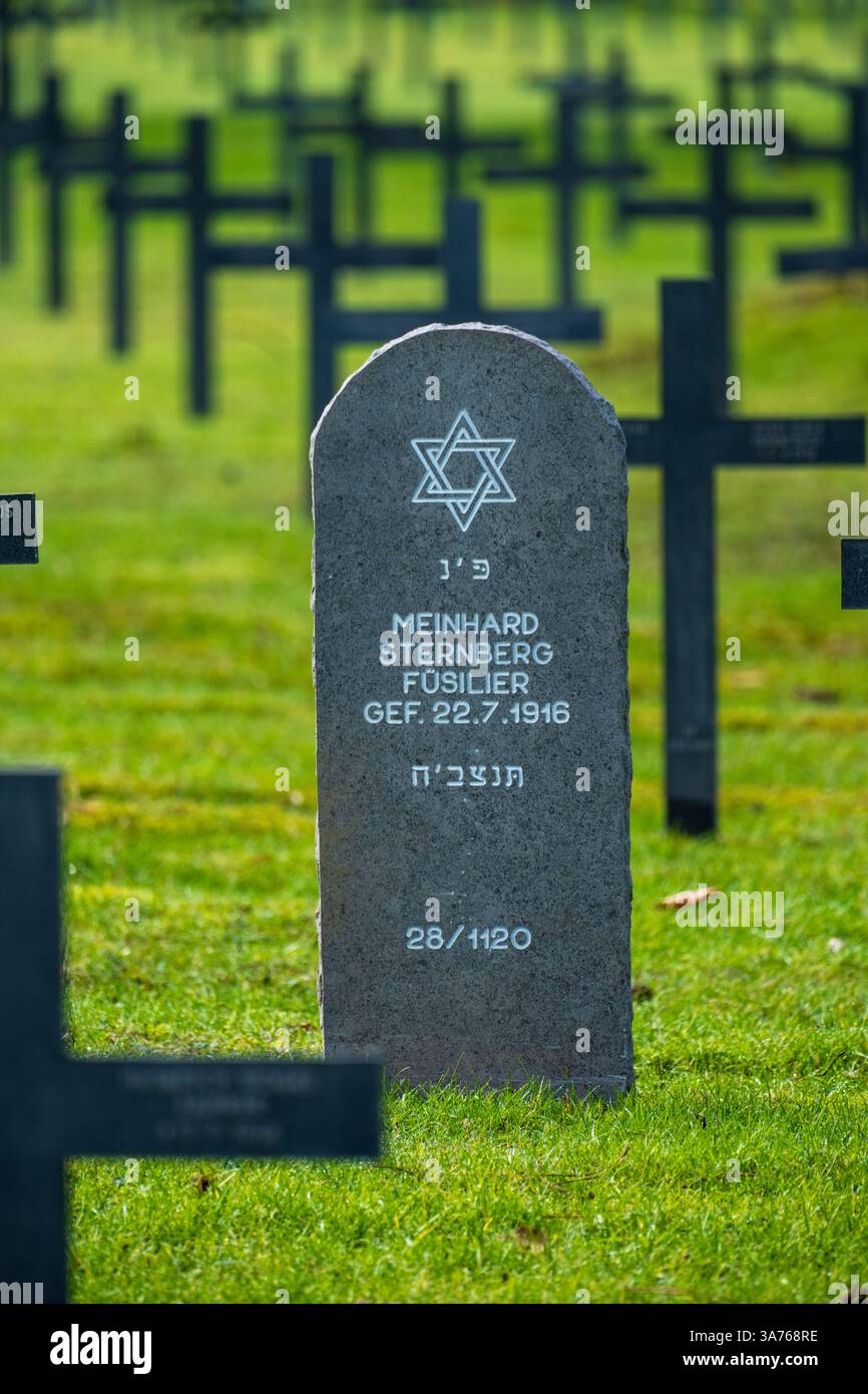 Lapide di un soldato ebreo tedesco tra croci di combattenti tedeschi non ebrei nel cimitero di guerra tedesco di Neuville St Vaast, Francia Foto Stock