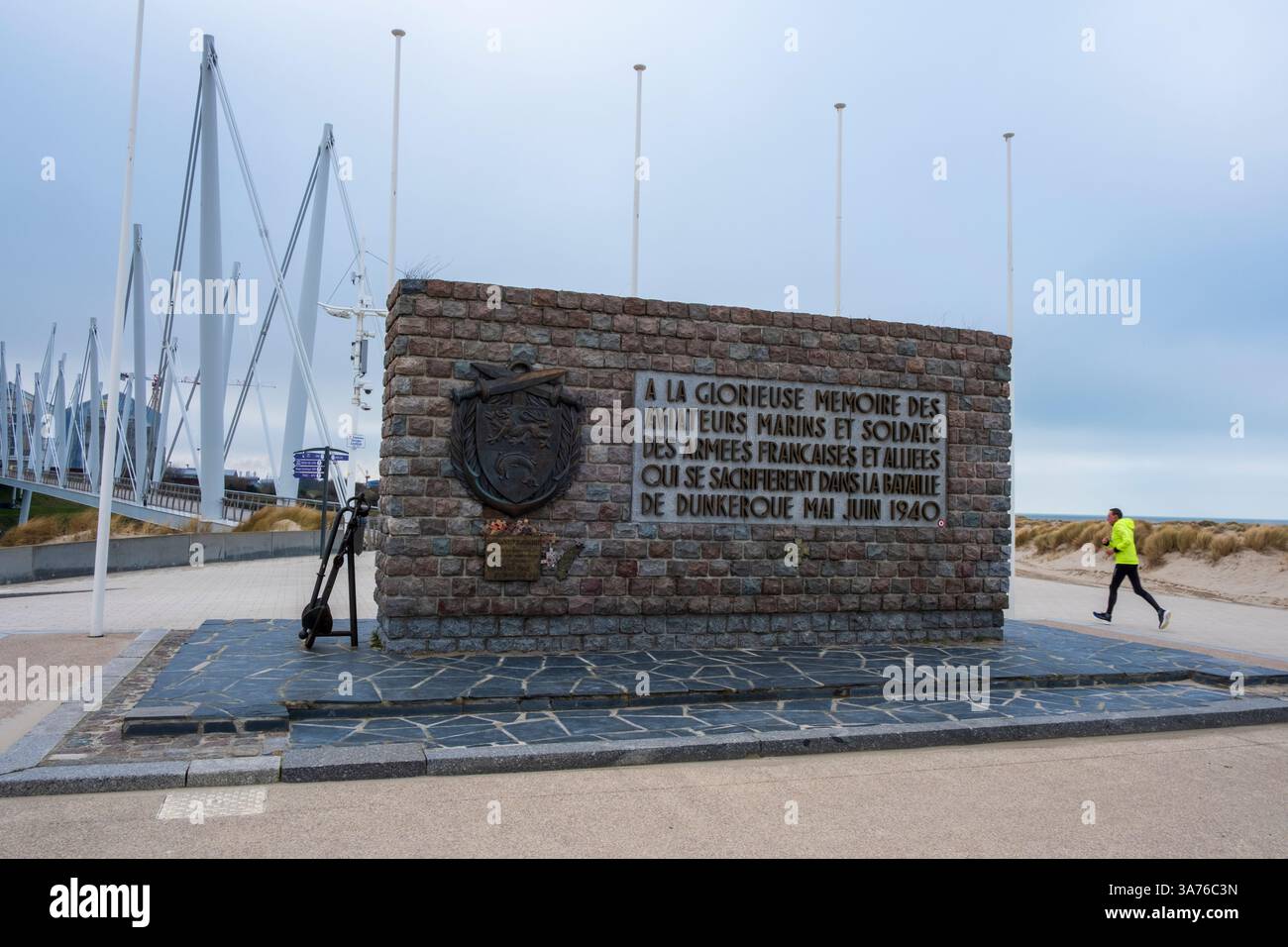 Una jogger passa davanti al Dunkirk Memorial in Francia, che commemora i soldati francesi e alleati che hanno combattuto nella battaglia di Dunkerque Foto Stock