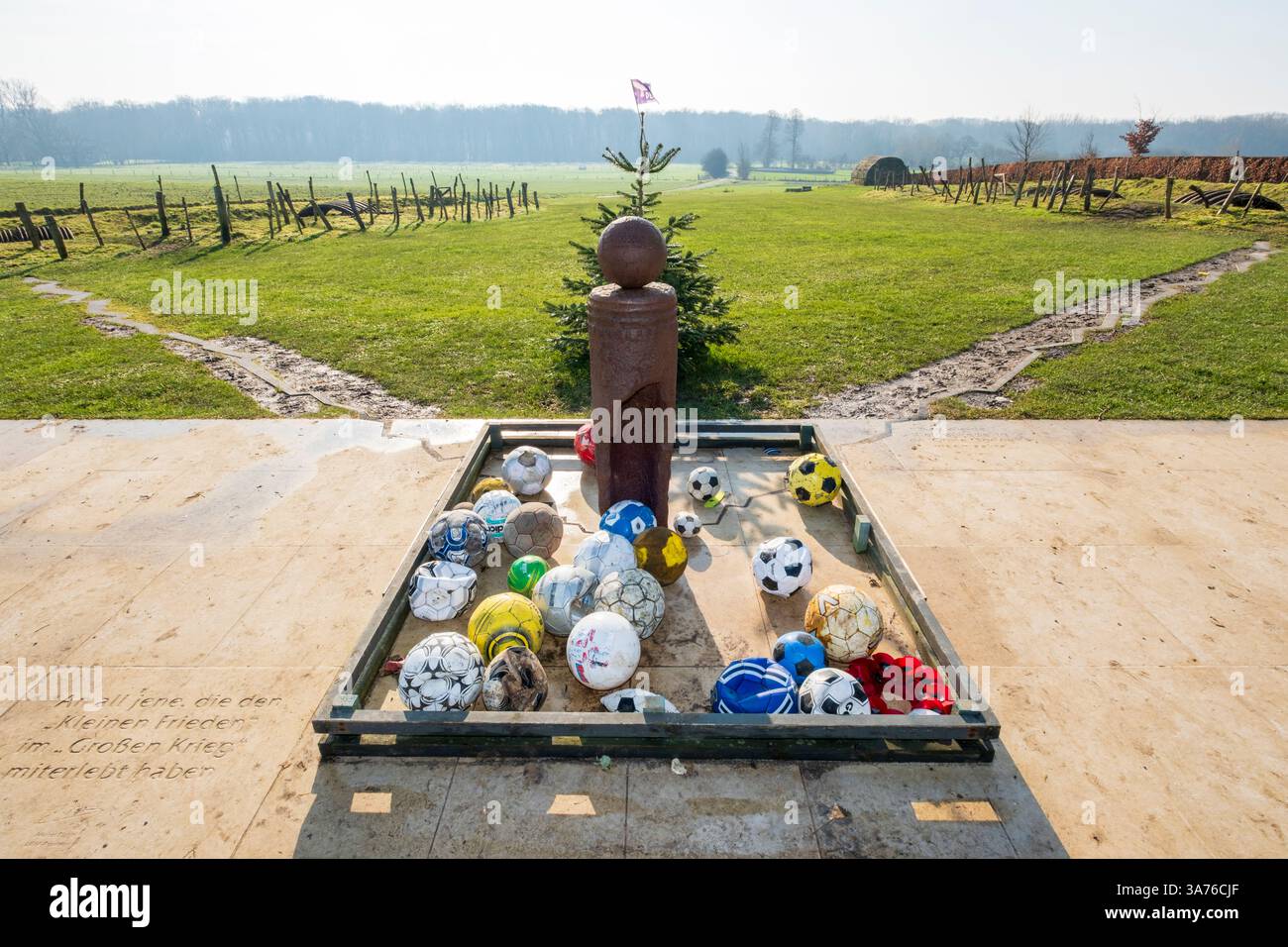 UEFA Christmas Truce Memorial, Comines-Warneton, Ypres Salient, dove avvenne la tregua di Natale del dicembre 1914 Foto Stock