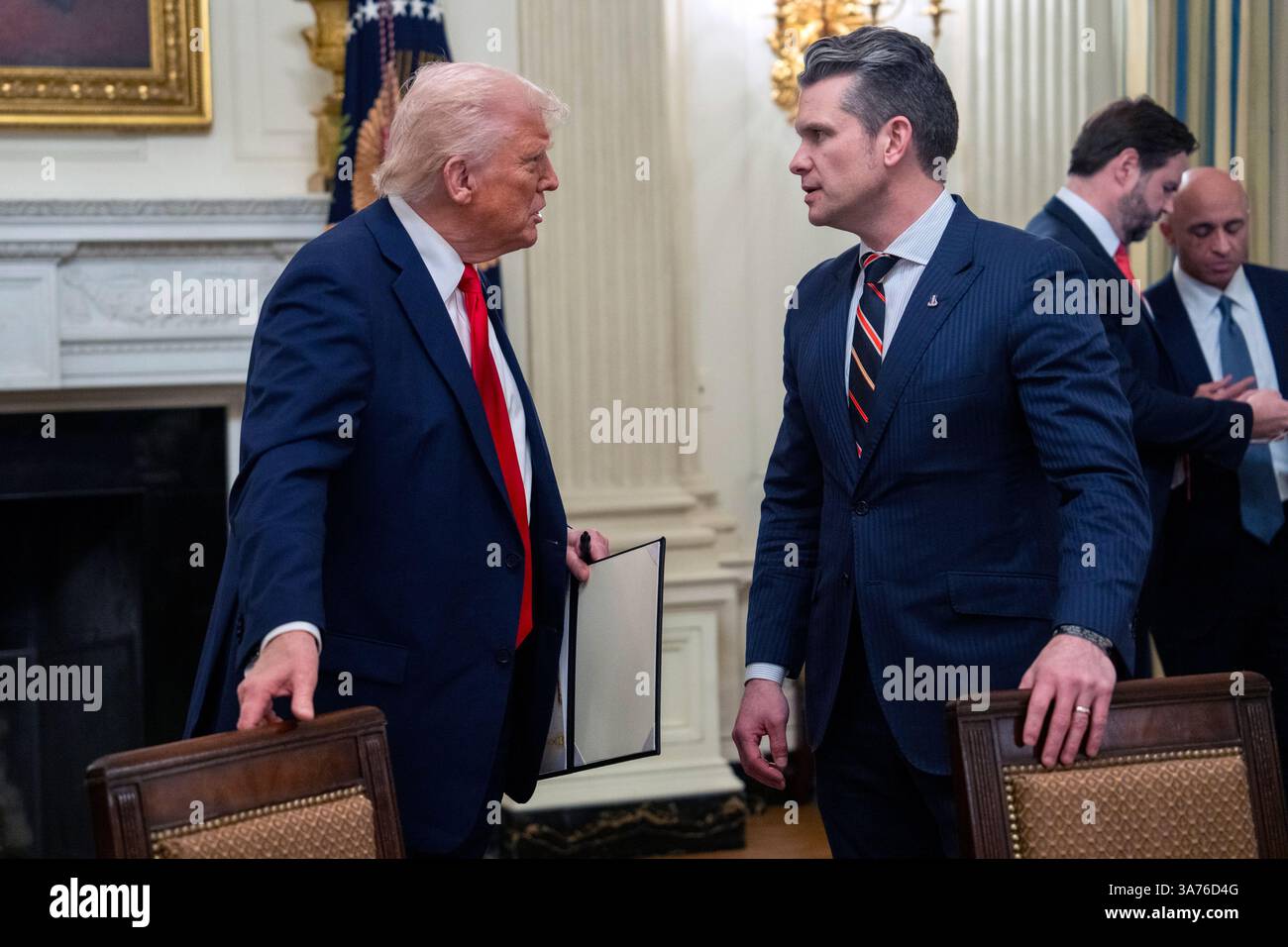 WASHINGTON DC, USA - 18 marzo 2025 - il presidente degli Stati Uniti Donald Trump parla con il suo Segretario alla difesa Peter Hegseth durante una visita alla Casa Bianca, Wa Foto Stock