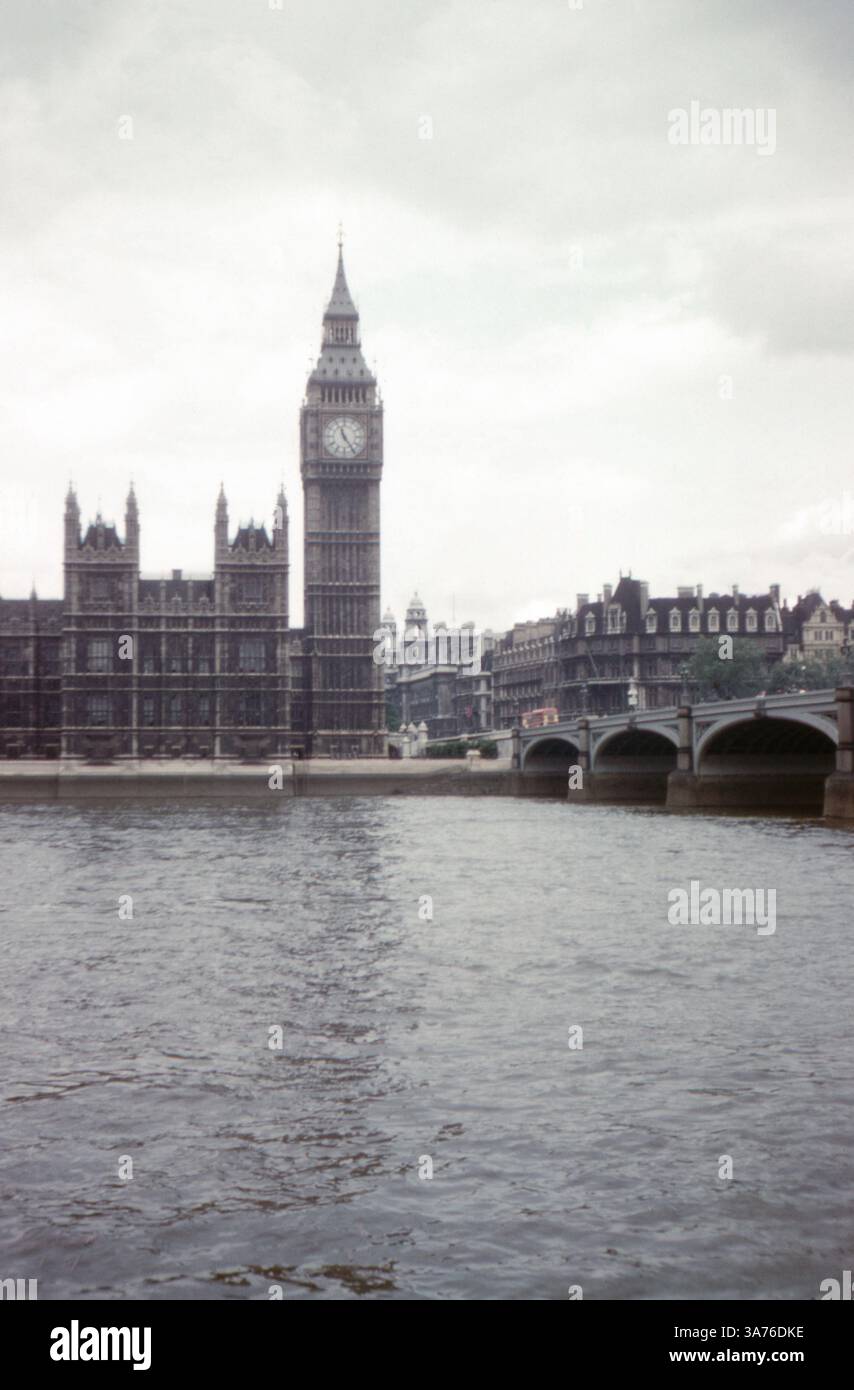 Big Ben e il Parlamento di Londra, Inghilterra, visti dall'altra parte del Tamigi in questa fotografia originale degli anni '1960 scattata su una pellicola da 35 mm. Foto Stock