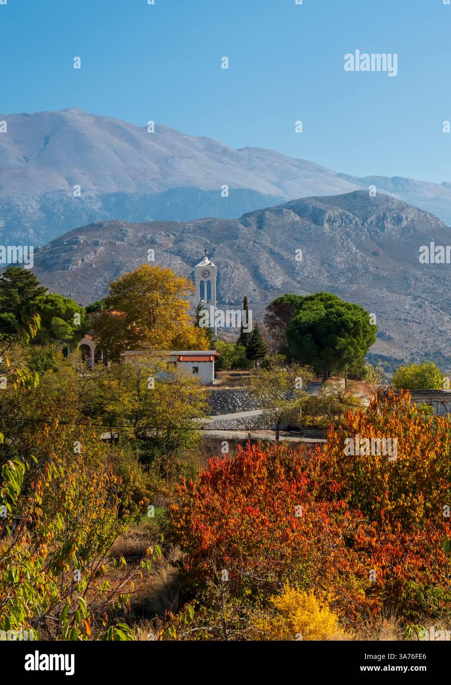 Ecco una didascalia per l'immagine: Una pittoresca scena si svolge in Grecia, mostrando i colori vivaci dell'autunno. Una tradizionale chiesa greco-ortodossa, Foto Stock