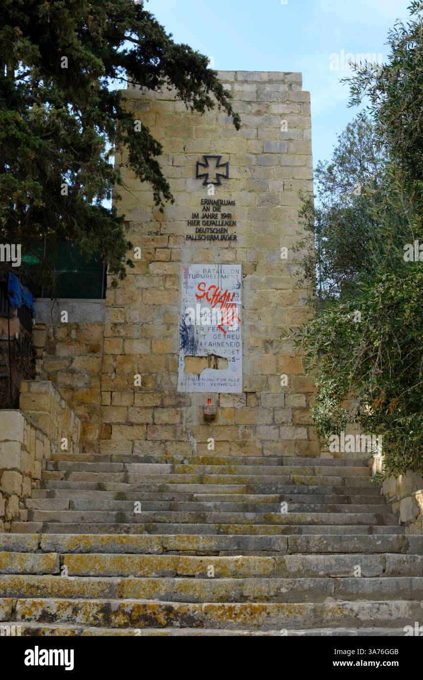 Ecco una didascalia per l'immagine: Questa immagine mostra una scala in pietra che conduce ad un memoriale dedicato ai paracadutisti tedeschi (Fallschirmjäger) che fe Foto Stock