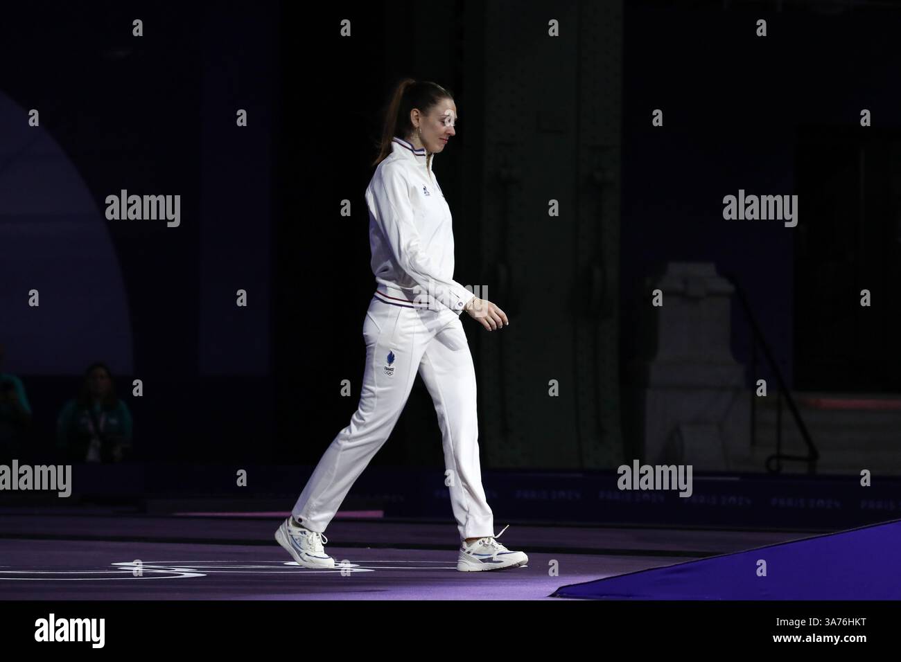 29 luglio 2024 - Parigi, Francia: Manon Apithy-Brunet di Francia durante la cerimonia della vittoria della scherma femminile Sabre individuale il giorno 3 del Par Foto Stock