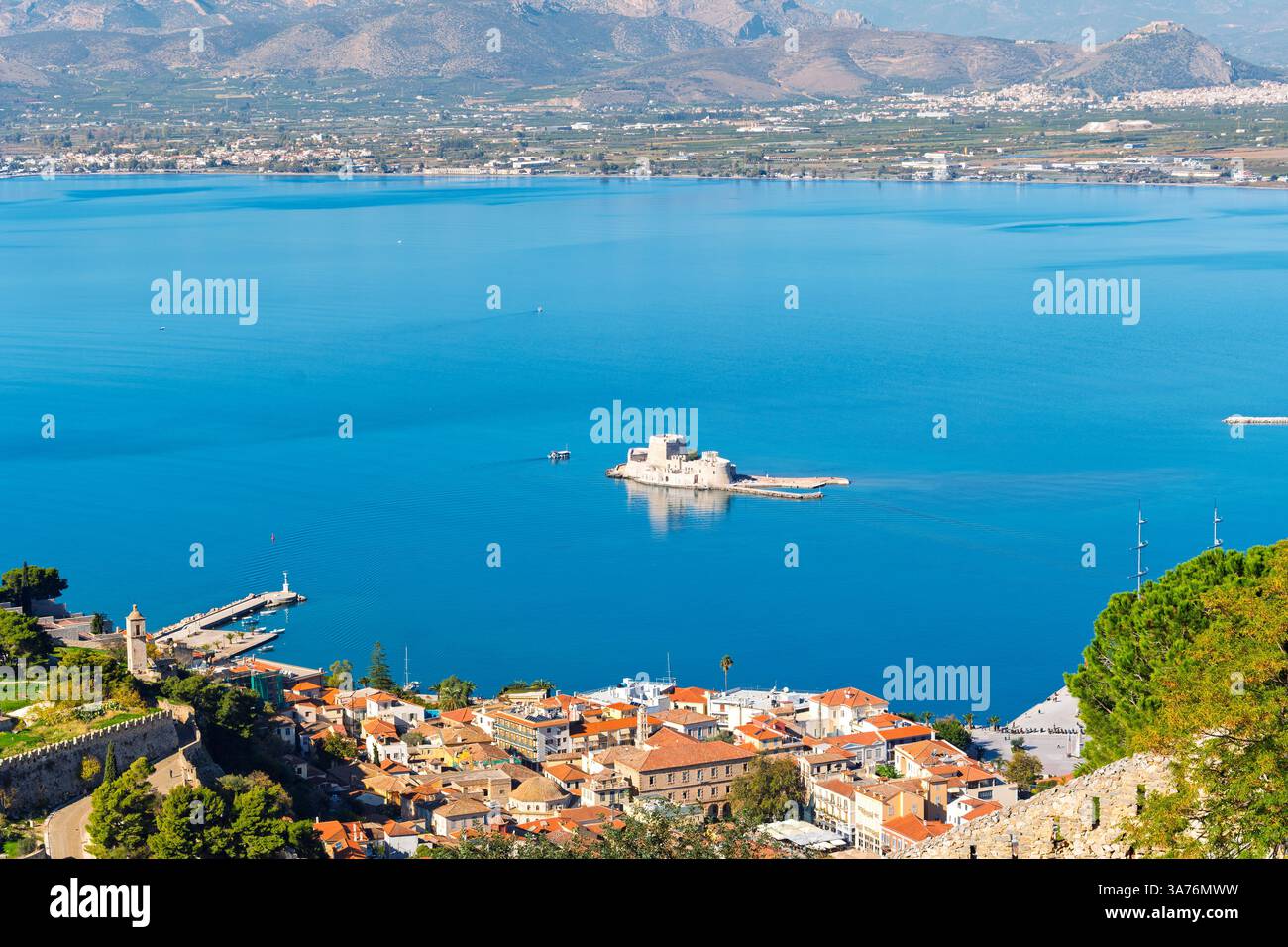 Vista dall'antica fortezza di Palamidi sopra il Mar Egeo e la città di Nafplio, con il Castello di Bourtzi in vista nelle acque blu della baia Foto Stock