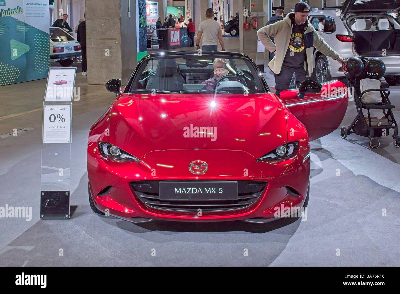 Pasila, Helsinki, Finlandia – 14 marzo. 2025: Mazda MX-5 al salone AUTO 25 e Mobility di Messukeskus Helsinki. Foto Stock