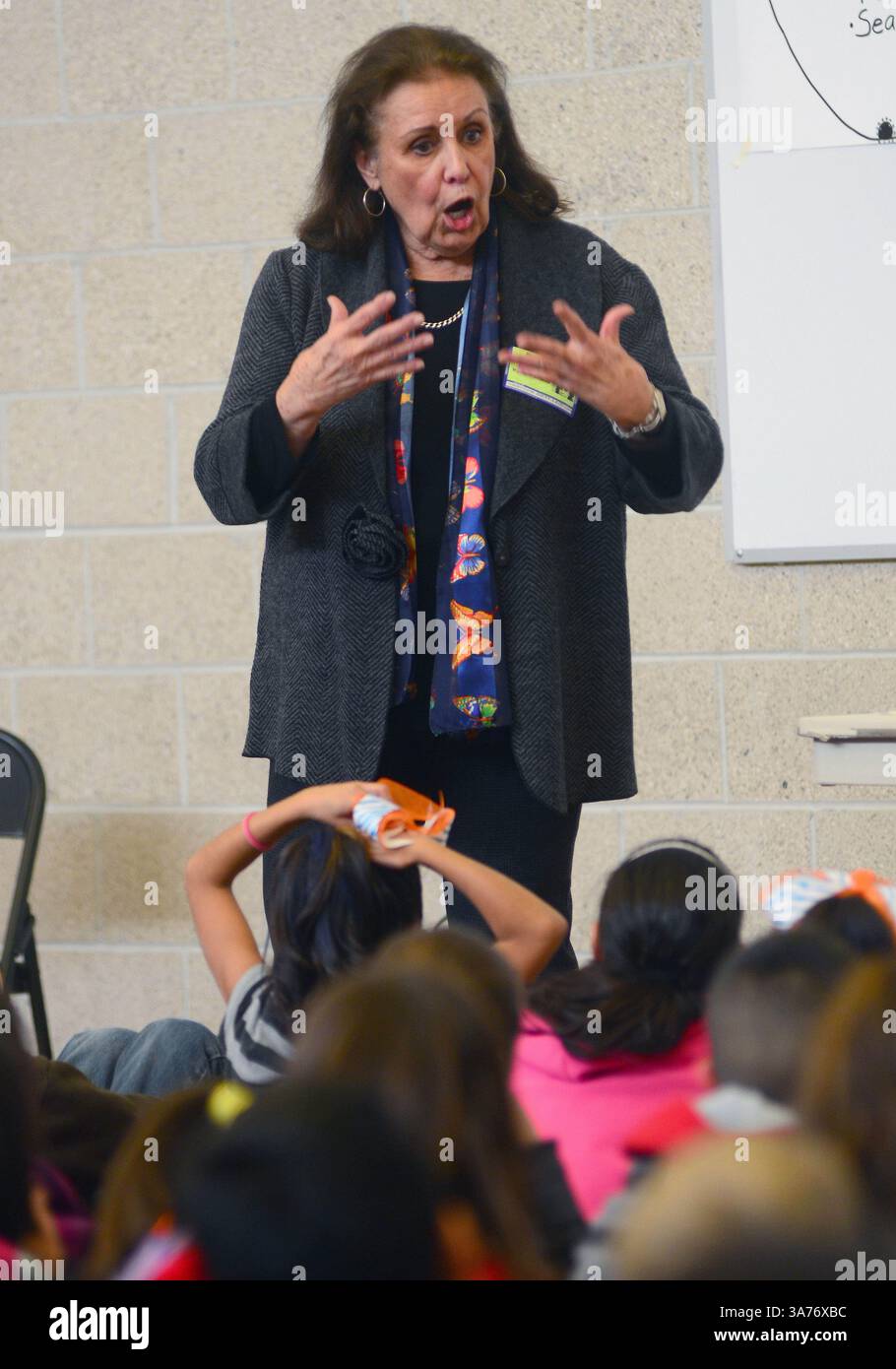 30 gennaio 2013 - Albuquerque, New Mexico, Stati Uniti - SANDRA PURRINGTON, membro del Consiglio di Amministrazione dell'Opera Southwest, parla con gli studenti della Rudolfo Ananya Elementary School per farli conoscere con l'opera. (Immagine di credito: © Adolphe Pierre-Louis/Albuquerque Journal/ZUMAPRESS.com) Foto Stock