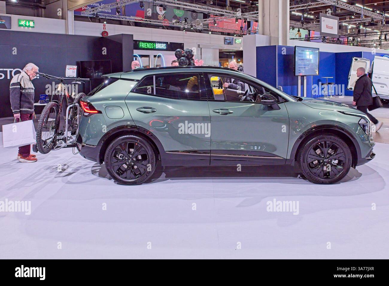 Pasila, Helsinki, Finlandia – 14 marzo. 2025: Kia Sportage PHEV 1,6 T-GDI AWD Plug-in Hybrid Edition ALL'AUTO 25 e Mobility Show a Messukeskus Foto Stock