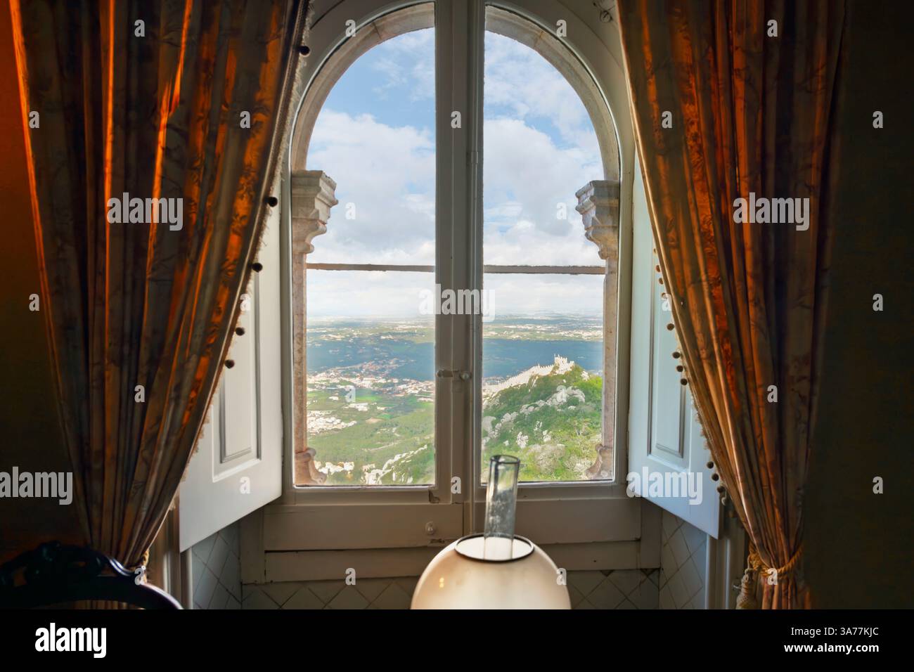 Vista da una finestra nel Palácio da pena del Castello moresco in cima alla collina a Sintra in Portogallo. Foto Stock