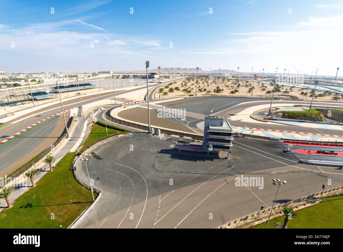 Vista dall'ultimo piano della Torre VIP Sakhir, del circuito di Formula 1 e della pista del Bahrain International Circuit Sakhir, Bahrain Foto Stock