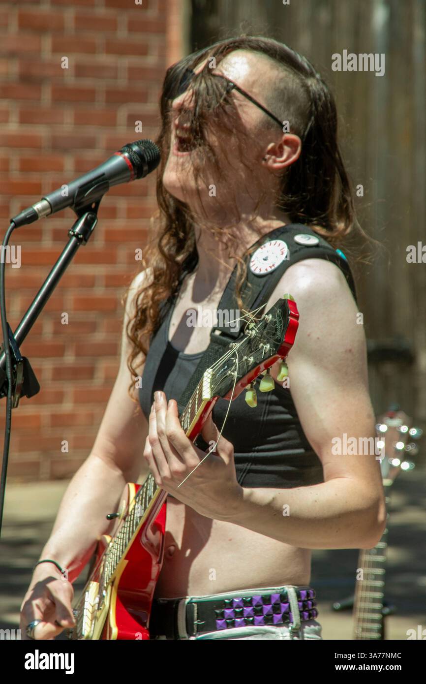 I capelli lunghi non impediscono a un cantante di esibirsi ad un festival gay Pride a Santa Ana, CALIFORNIA. Foto Stock