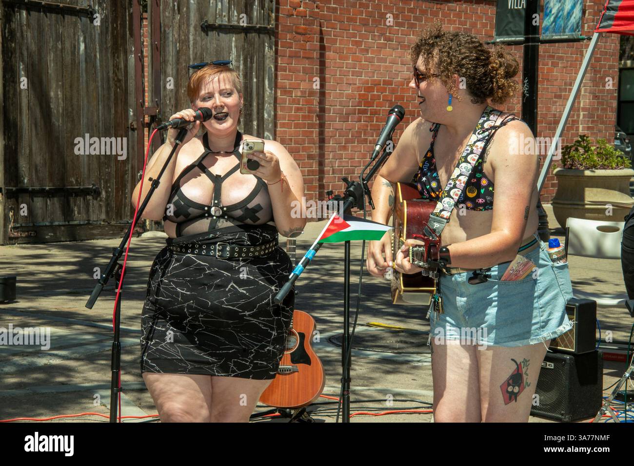 Due importanti cantanti femminili si esibiscono in un festival gay Pride a Santa Ana, CALIFORNIA. Foto Stock