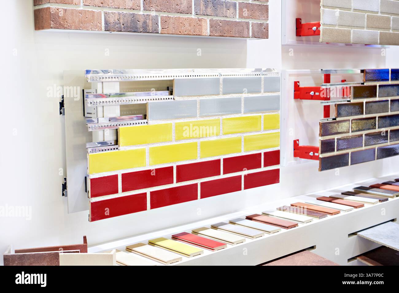 Sistema di facciate per il fissaggio nascosto di lastre di clinker e calcestruzzo Foto Stock