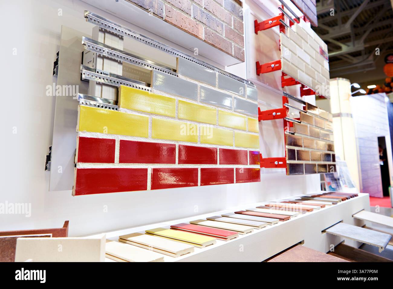 Sistema di facciate per il fissaggio nascosto di lastre di clinker e calcestruzzo Foto Stock