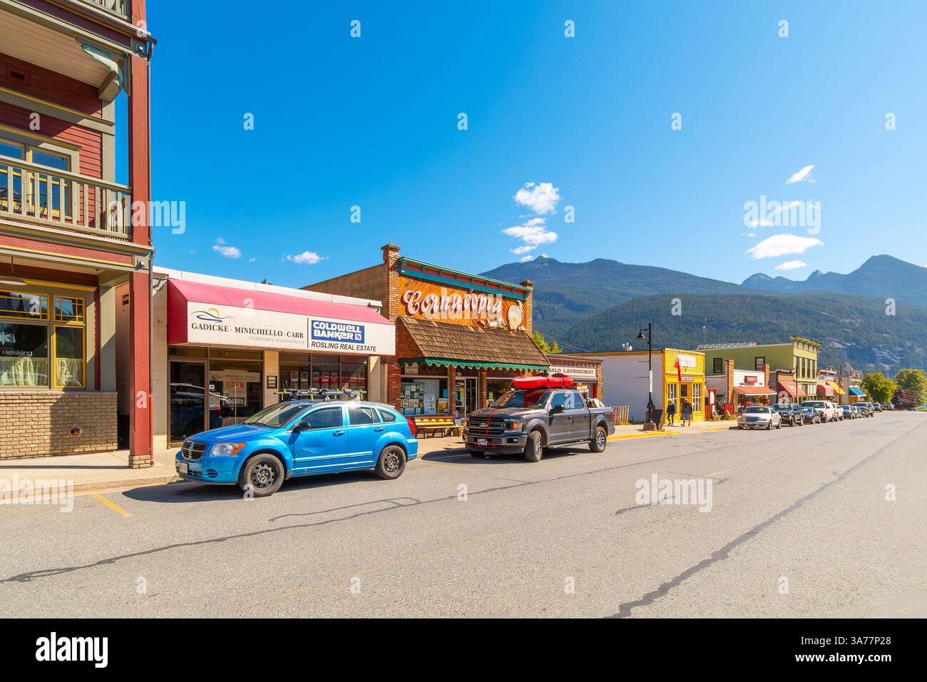 Vista estiva della strada principale dei negozi e degli affari nella piccola cittadina rurale di Kaslo, nella regione della Columbia Britannica del Canada occidentale. Foto Stock
