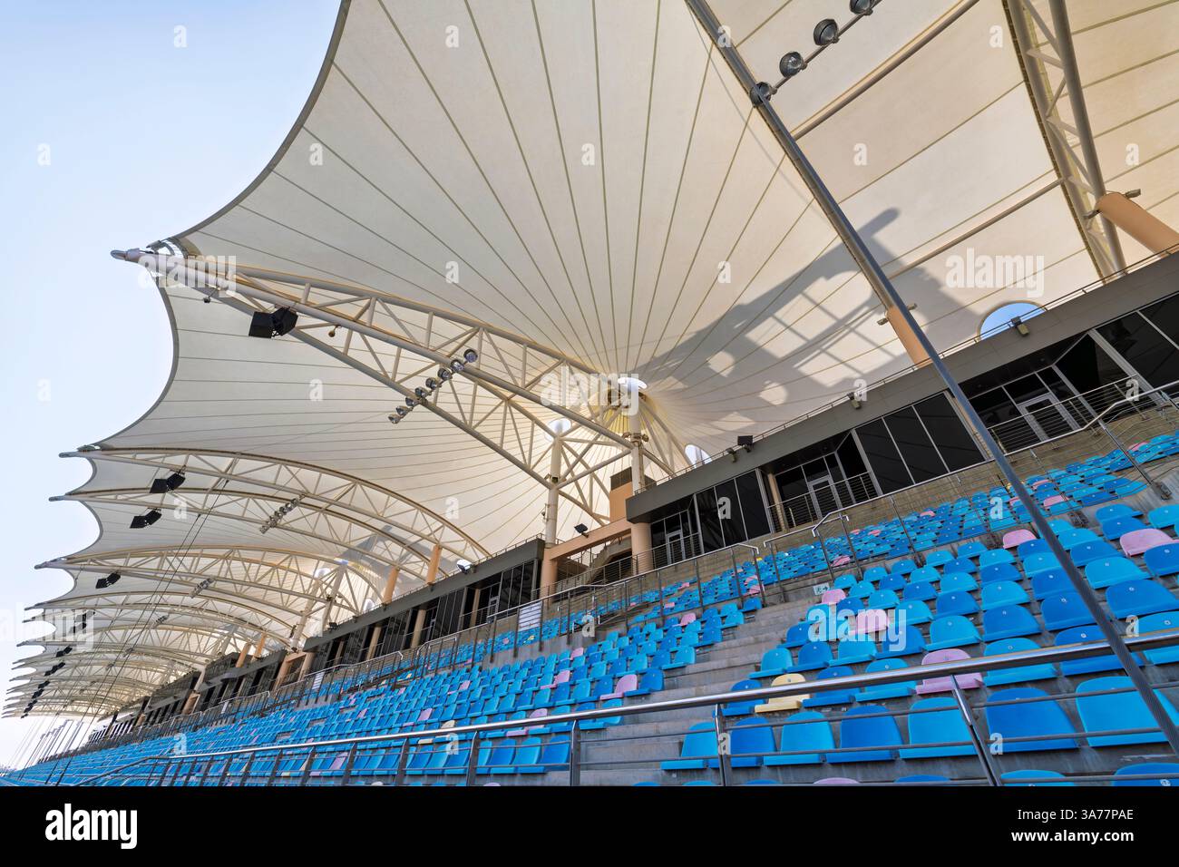 Una tribuna vuota con tende aperta lungo il rettilineo principale del circuito Internazionale del Bahrain, una pista del Gran Premio di Formula 1 a Sakhir, in Bahrain Foto Stock