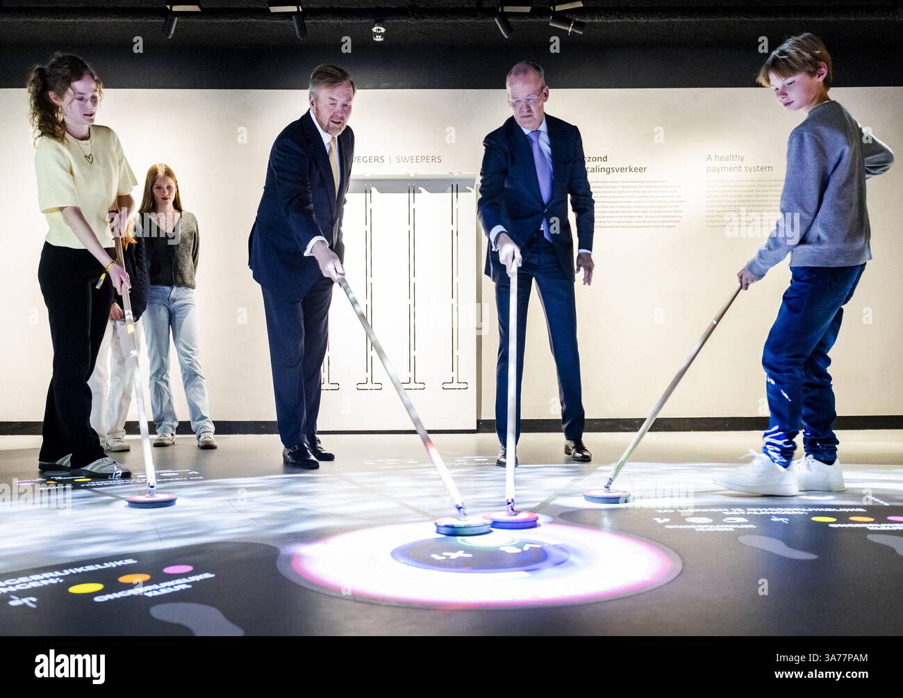 AMSTERDAM - Re Willem-Alexander ha l'opportunità di vedere come i visitatori imparino di più sull'economia e sul ruolo della De Nederlandsche Bank (DNB) attraverso giochi interattivi. Il re è stato mostrato intorno al quartier generale, che ha riaperto all'inizio di quest'anno dopo una ristrutturazione di quasi cinque anni. ANP REMKO DE WAAL paesi bassi - uscita belgio Foto Stock