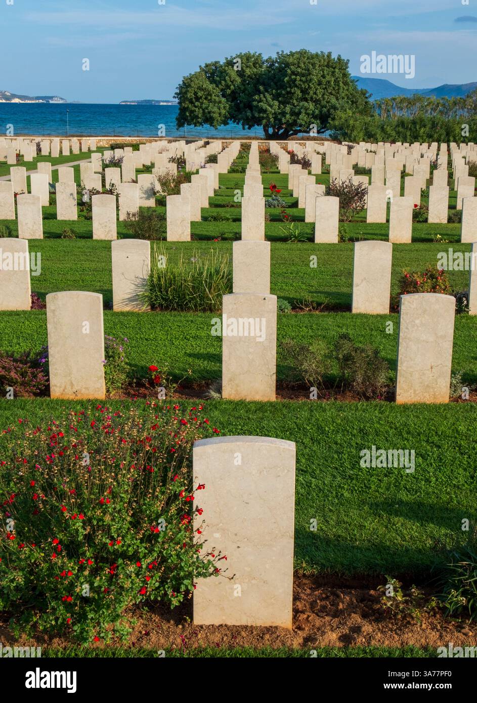 Ecco una didascalia che descrive l'immagine: Questa è una vista del cimitero della Commissione delle Graves della Confederazione ad Argostoli, Cefalonia, Grecia. Il cemete Foto Stock