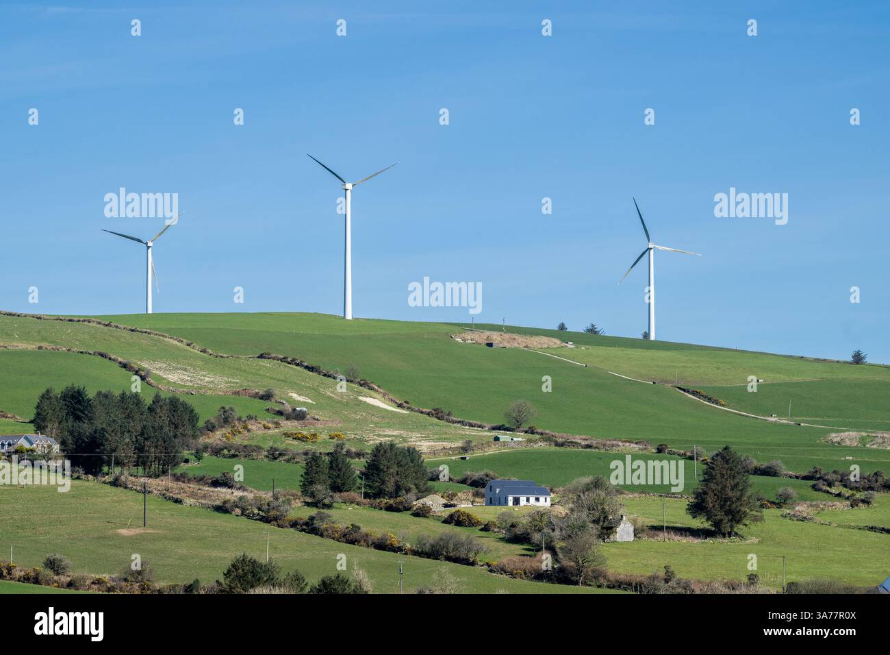 Turbine eoliche su una collina a Drinagh, West Cork, Irlanda. Foto Stock