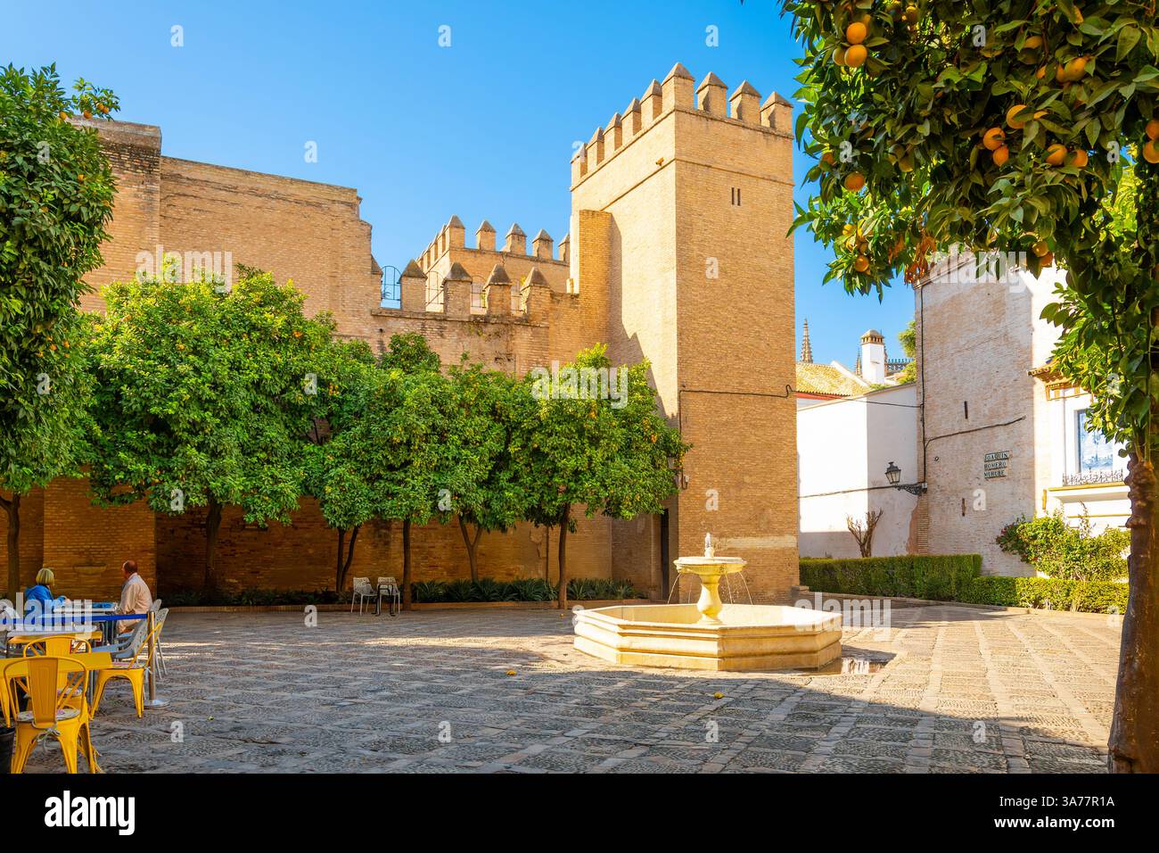 Plaza de la Alianza presso il Royal Alcazar, la porta di Taifa e la piastrella blu del Cristo della Misericordia, nel quartiere Barrio Santa Cruz, Siviglia, Spagna. Foto Stock