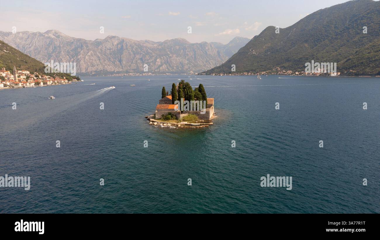 Vista aerea dell'isola di St. George circondata dal mare. Attrazione turistica dell'antico monastero sull'isola vicino a Perast, nella baia di Cattaro Foto Stock