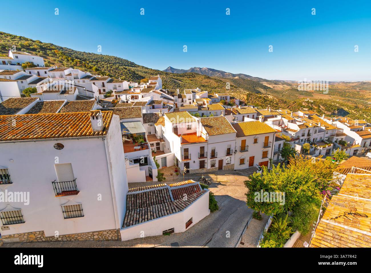 Pueblo Blanco Villaggio bianco di Zahara de la Sierra, Spagna, nella provincia di Cadice, nella regione meridionale andalusa. Foto Stock
