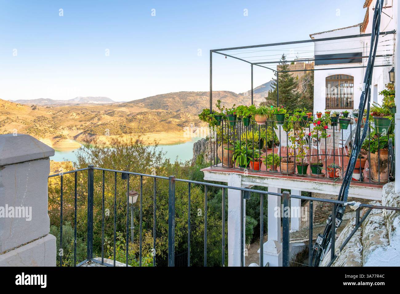 Pueblo Blanco Villaggio bianco di Zahara de la Sierra, Spagna, nella provincia di Cadice, nella regione meridionale andalusa. Foto Stock