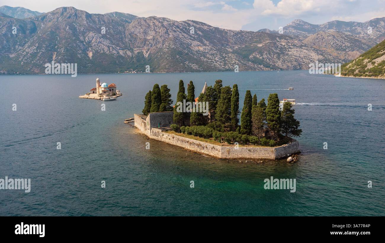 Vista aerea dell'isola di St. George circondata dal mare. Attrazione turistica dell'antico monastero sull'isola vicino a Perast, nella baia di Cattaro Foto Stock