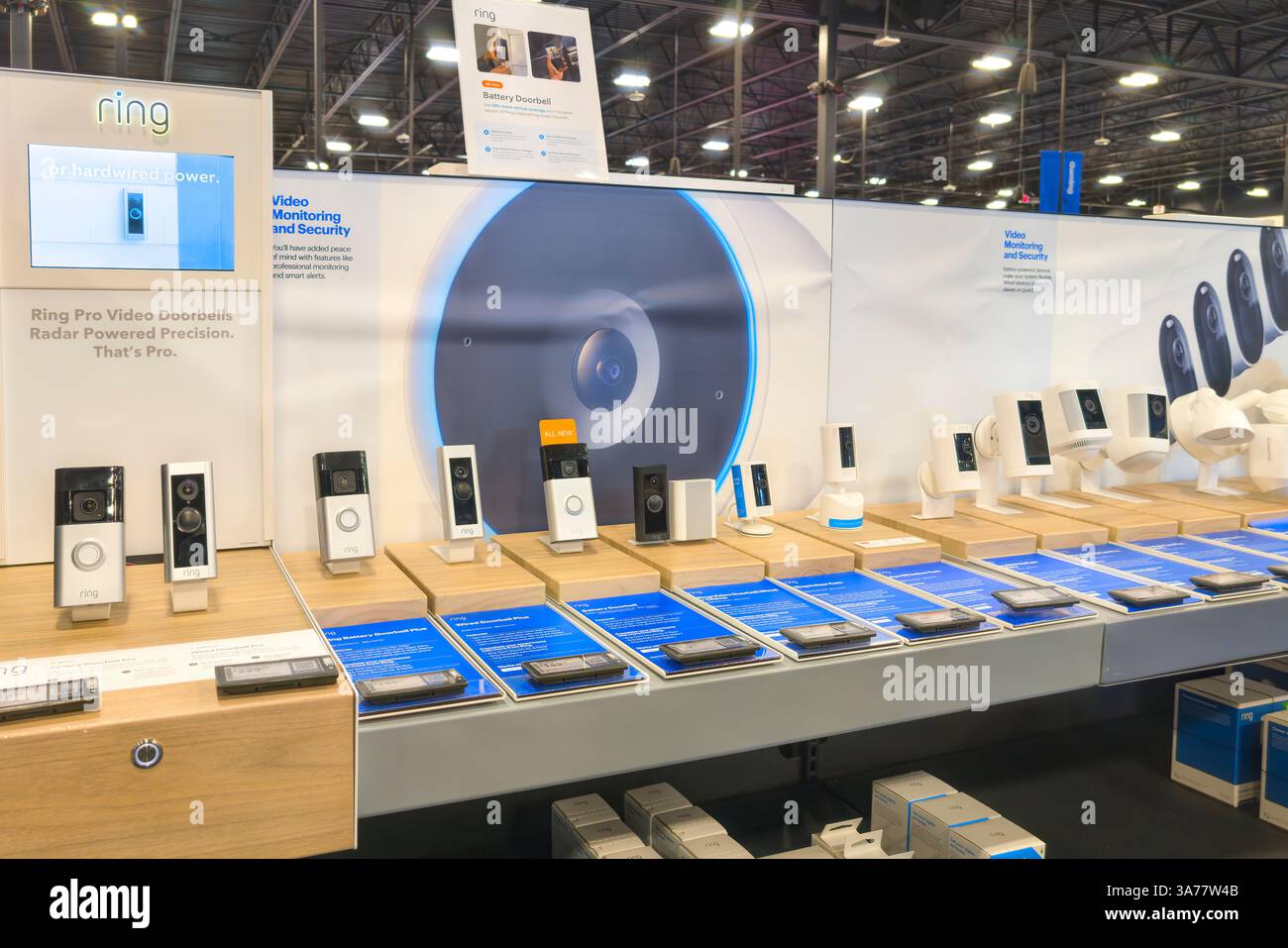 Vista generale di un campanello con video suoneria e display della telecamera all'interno di un negozio Best Buy. Foto Stock