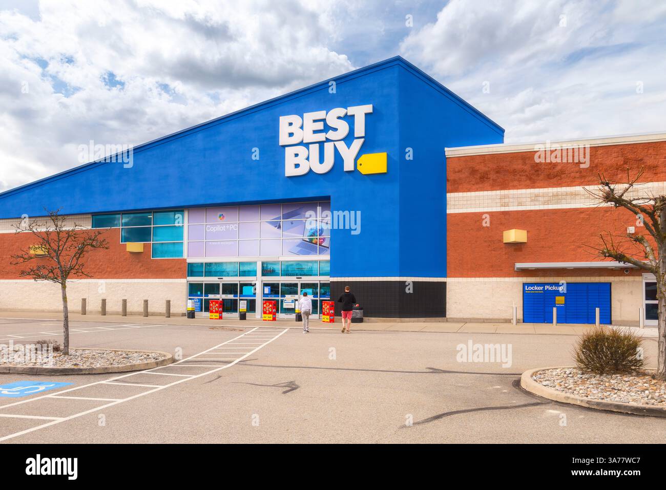 Vista generale della facciata, del logo e dell'ingresso in un negozio Best Buy. Foto Stock