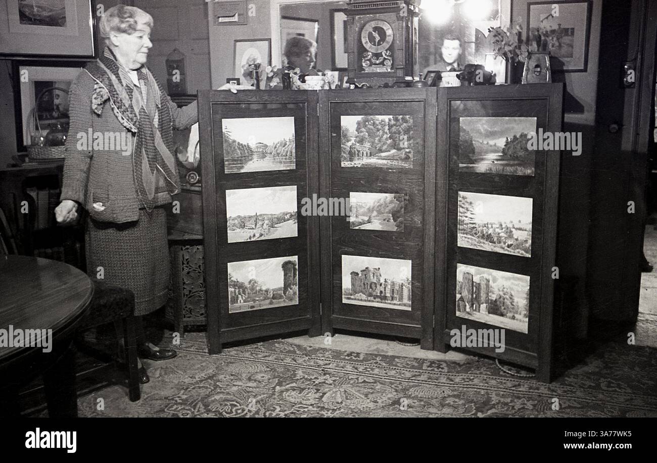 Anni '1930, signora Cecilia Nina Bowes-Lyon Contessa di Strathmore e Kinghorn, con un tabellone che mostra vecchie foto di una casa signorile in rovina e di un terreno. Membro della nobiltà britannica, era la madre della regina Elisabetta (la regina madre) e nonna della regina Elisabetta II Foto Stock