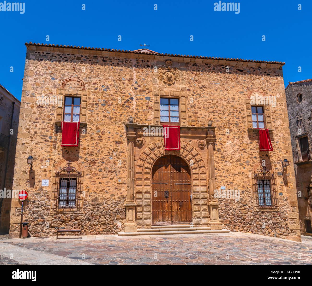 Il centro storico di Caceres, in Spagna, è un bellissimo edificio in Plaza de Santa Maria Foto Stock