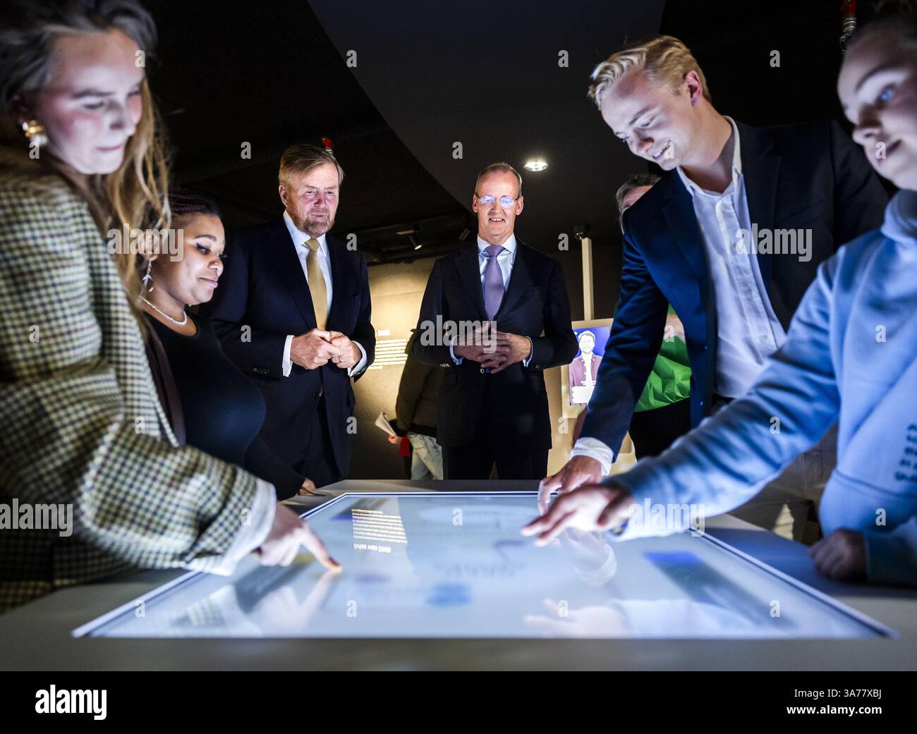 AMSTERDAM - Re Willem-Alexander ha l'opportunità di vedere come i visitatori imparino di più sull'economia e sul ruolo della De Nederlandsche Bank (DNB) attraverso giochi interattivi. Il re è stato mostrato intorno al quartier generale, che ha riaperto all'inizio di quest'anno dopo una ristrutturazione di quasi cinque anni. ANP REMKO DE WAAL paesi bassi - uscita belgio Foto Stock