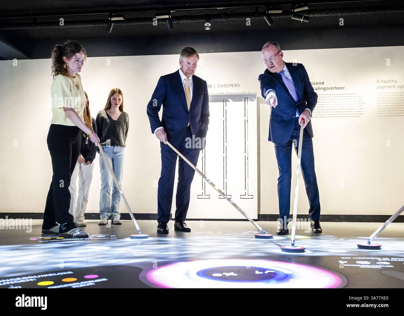 AMSTERDAM - Re Willem-Alexander ha l'opportunità di vedere come i visitatori imparino di più sull'economia e sul ruolo della De Nederlandsche Bank (DNB) attraverso giochi interattivi. Il re è stato mostrato intorno al quartier generale, che ha riaperto all'inizio di quest'anno dopo una ristrutturazione di quasi cinque anni. ANP REMKO DE WAAL paesi bassi - uscita belgio Foto Stock