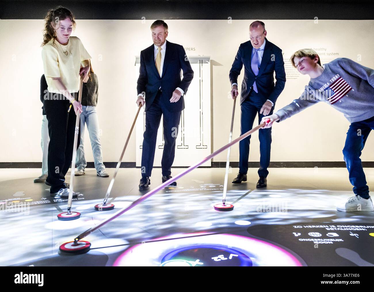 AMSTERDAM - Re Willem-Alexander ha l'opportunità di vedere come i visitatori imparino di più sull'economia e sul ruolo della De Nederlandsche Bank (DNB) attraverso giochi interattivi. Il re è stato mostrato intorno al quartier generale, che ha riaperto all'inizio di quest'anno dopo una ristrutturazione di quasi cinque anni. ANP REMKO DE WAAL paesi bassi - uscita belgio Foto Stock