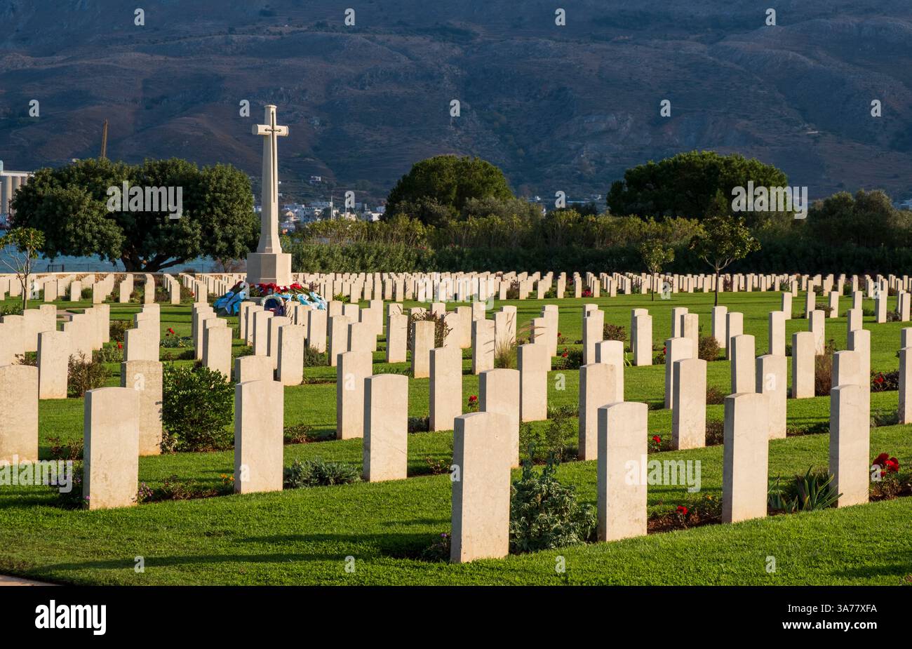 Questa immagine mostra il cimitero di guerra di Souda Bay a Creta, in Grecia, un luogo di riposo finale per i soldati delle forze del Commonwealth morti durante la guerra mondiale Foto Stock