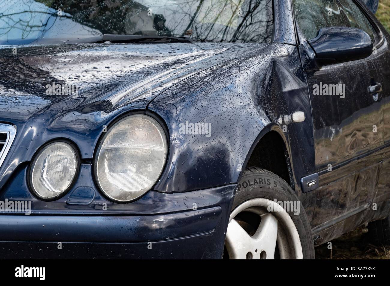 PETRVALD, CECHIA - 26 GENNAIO 2024: Fari rotondi della vettura Mercedes-Benz CLK Coupé W208 con parafango danneggiato Foto Stock