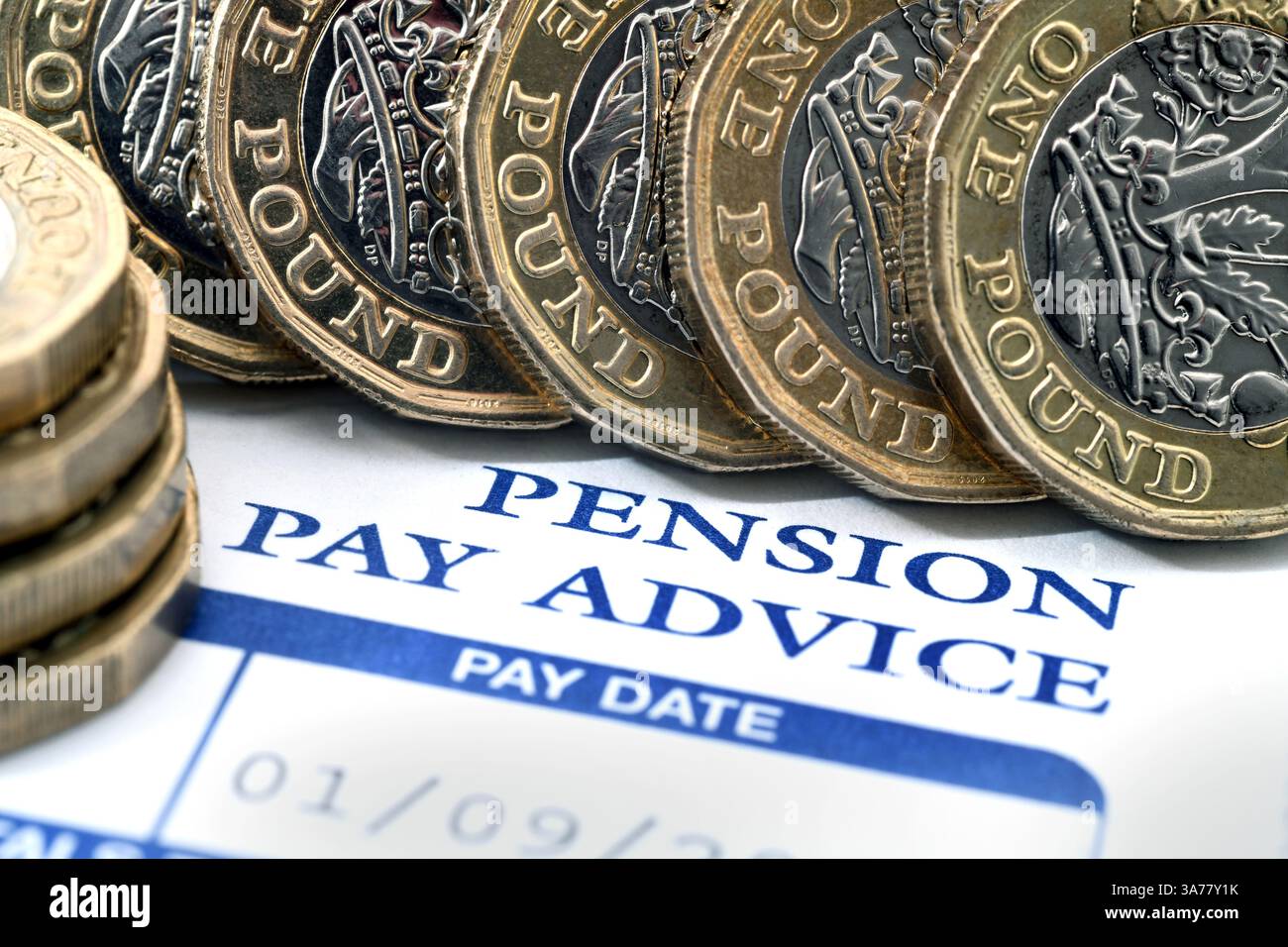 PENSIONE PENSIONE PENSIONE CON MONETE DA UNA STERLINA RE PENSIONE RISPARMIO PENSIONATI PENSIONATI ETC UK Foto Stock
