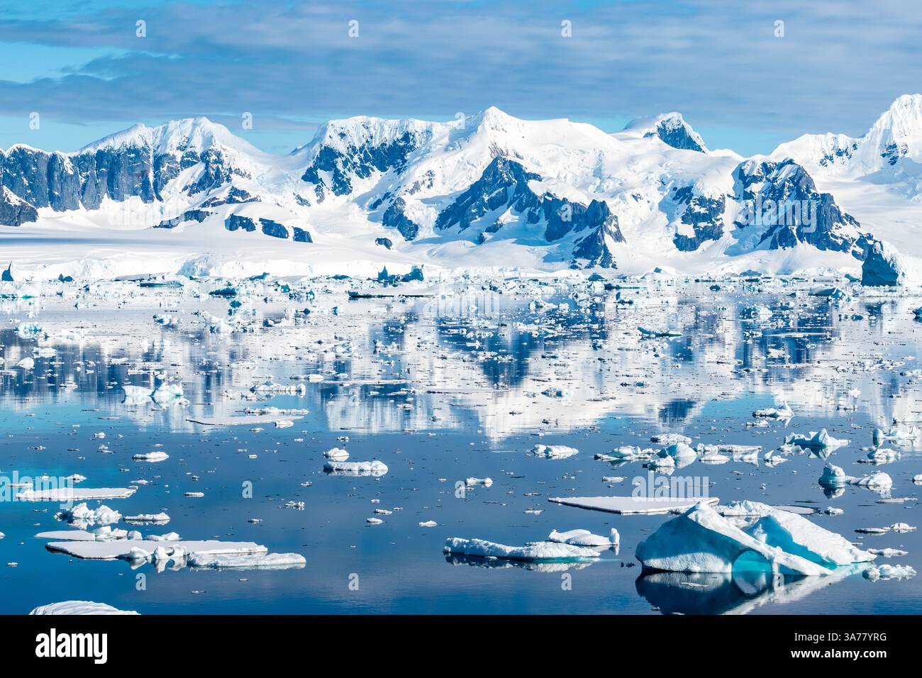 Splendide montagne coperte di neve che si riflettono nell'acqua dell'Antartide. Foto Stock