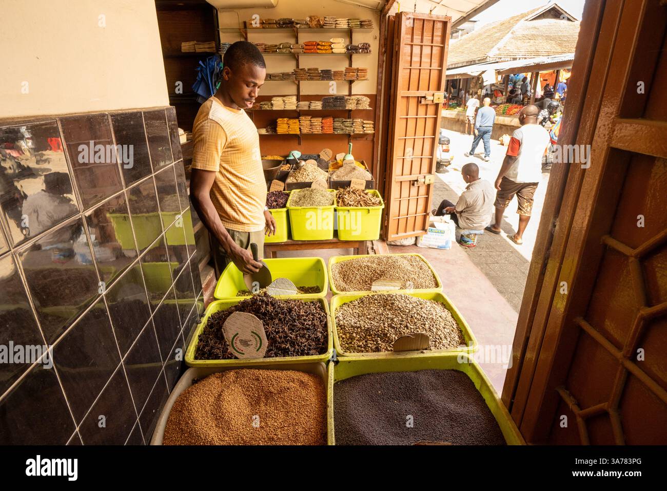 Un venditore del mercato locale che vende una varietà di spezie fresche, una firma del commercio di spezie di Zanzibar, Zanzibar, Tanzania Foto Stock