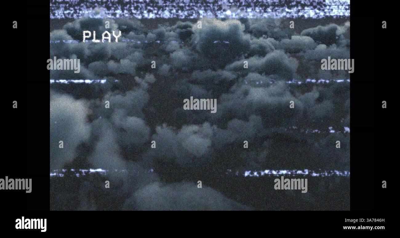 Effetto VHS vintage con nuvole statiche che creano un'atmosfera retrò nostalgica Foto Stock