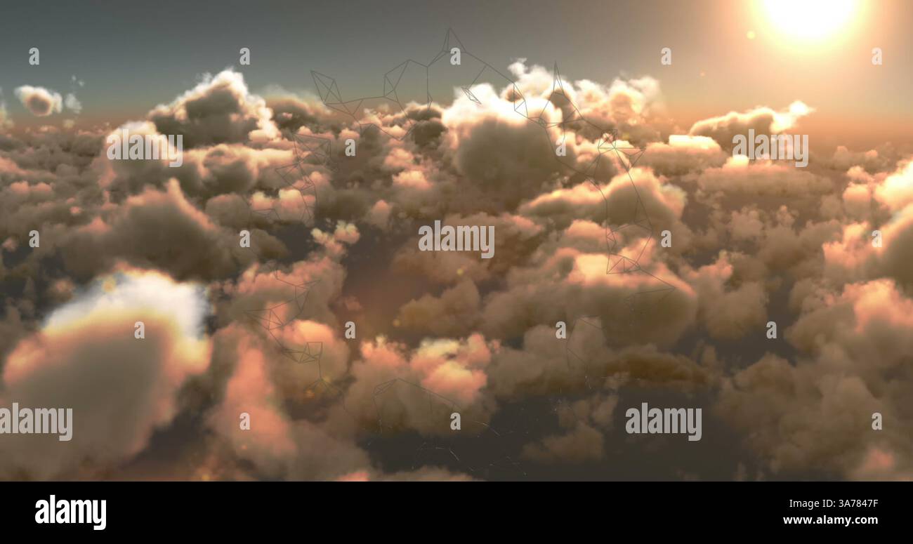 Nuvole al tramonto che fluttuano nel cielo, creando un'atmosfera serena e da sogno Foto Stock